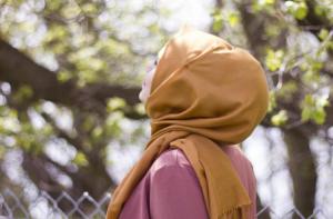 Cara Merawat Rambut bagi Perempuan yang Berhijab